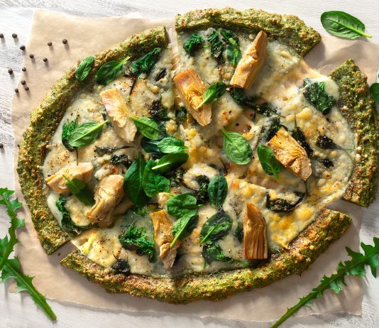 Pizza verde di mandorle e scamorza al tarassaco