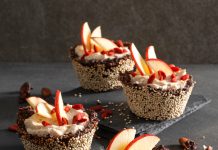 Tortine di quinoa e cioccolato con mousse alle arachidi e bacche di goji