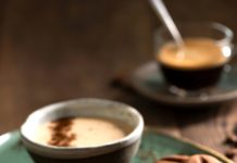 Biscotti chicco di caffè con salsa cappuccino