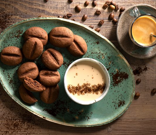 Biscotti chicco di caffè con salsa cappuccino