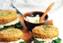 Burger di polenta al sesamo con paté di cavolfiore alla salvia