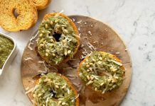 Friselle con crema di fave, carciofi e piselli