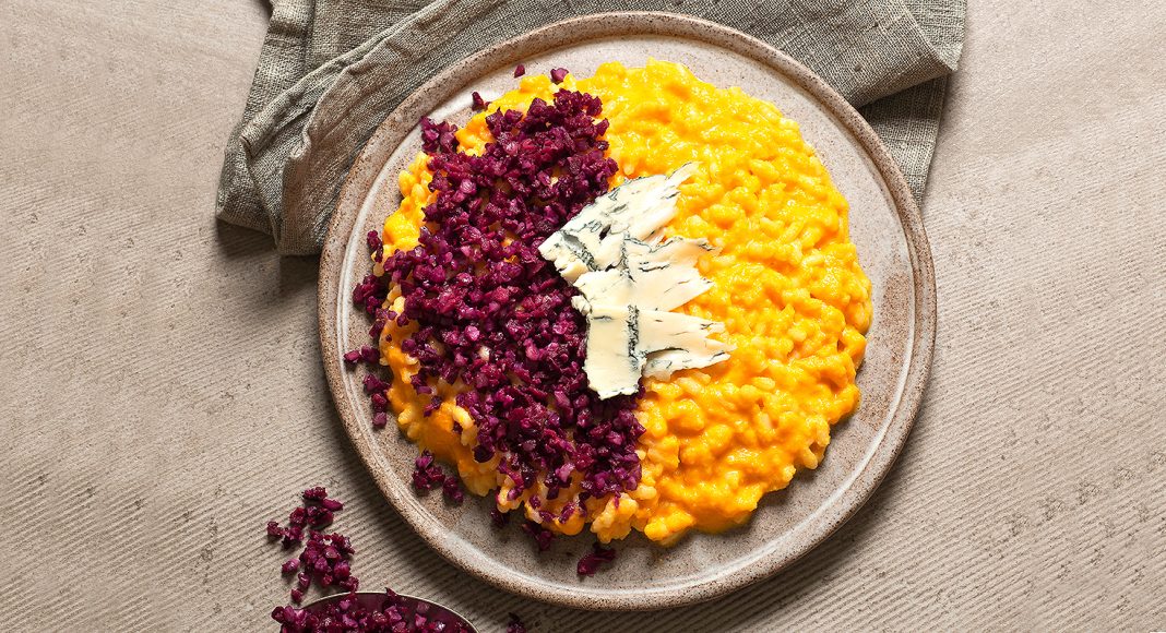 Risotto alle due carote con gorgonzola piccante e crumble viola