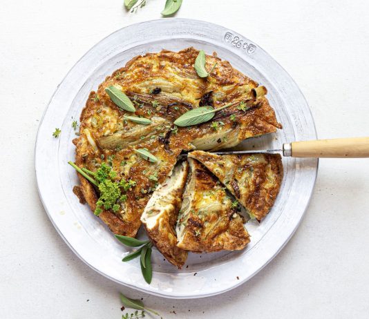 Tortilla di finocchi arrosto, porri ed erbe aromatiche