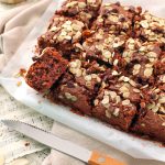 Brownies di avena, cioccolato e mandorle