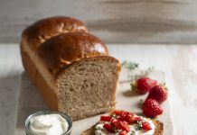 bruschette integrali con crema al miele e fragole