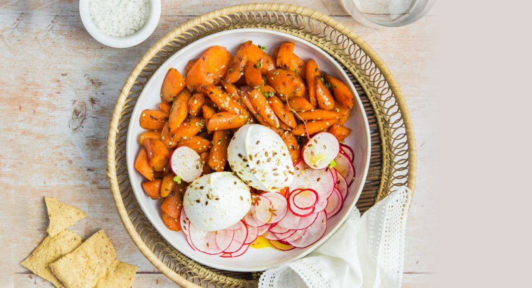 Carote glassate con mozzarella di bufala, ravanelli e semi