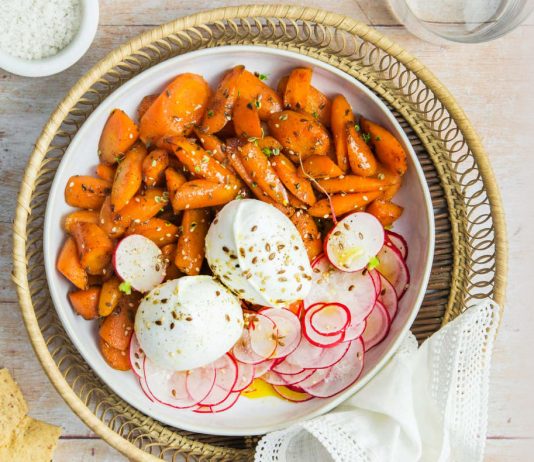 Carote glassate con mozzarella di bufala, ravanelli e semi