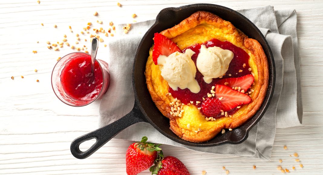 Dutch baby pancake con fragole e gelato