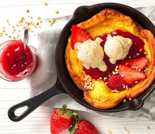 Dutch baby pancake con fragole e gelato
