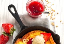 Dutch baby pancake con fragole e gelato