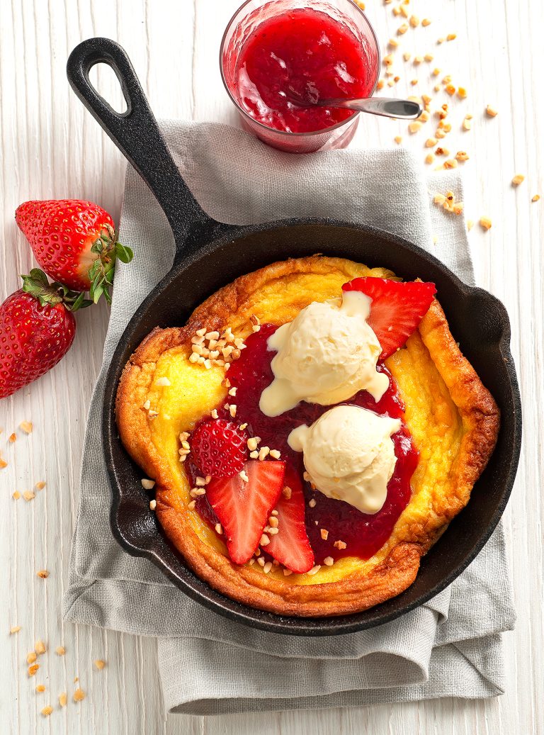 Dutch baby pancake con fragole e gelato