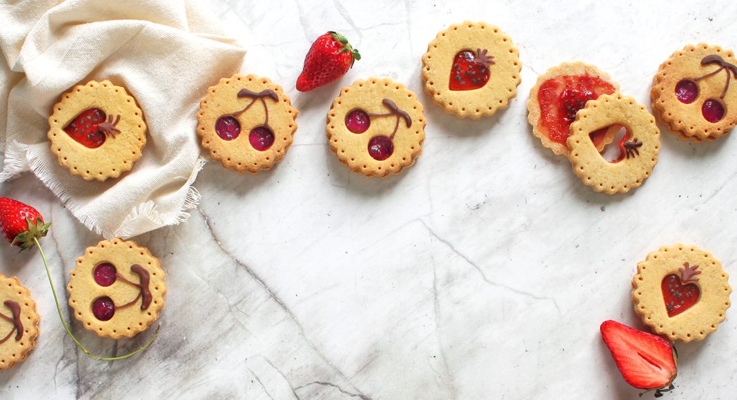 Frollini di riso con cuore di fragole e ciliegie