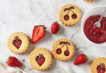 Frollini di riso con cuore di fragole e ciliegie