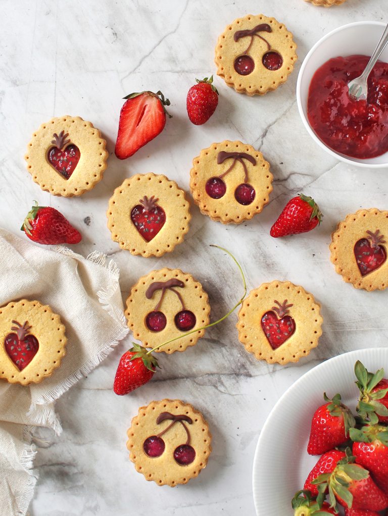 Frollini di riso con cuore di fragole e ciliegie