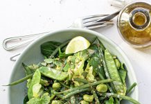 Insalata con fagiolini, taccole, fave e salsa al sesamo