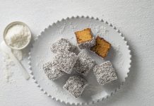 Lamington di carote e mandorle con cioccolato e cocco
