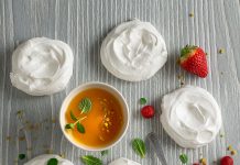 Mini pavlove con crema al limone, fragole e menta