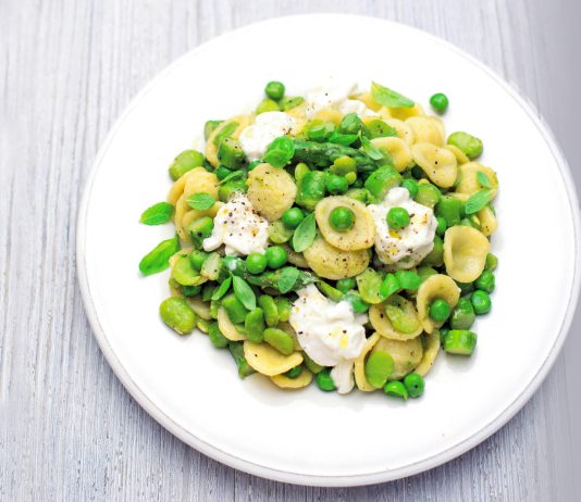 Orecchiette con verdure primaverili e stracciatella
