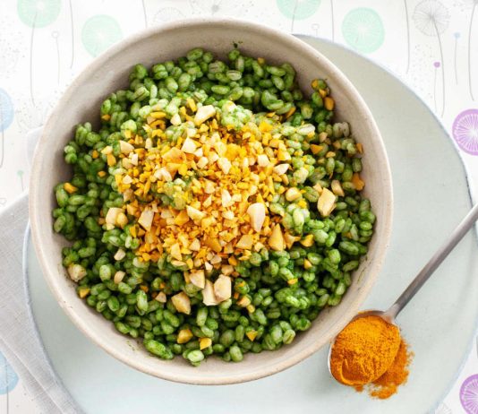 Orzotto in crema di spinaci con mandorle tostate alla curcuma