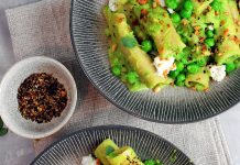 Pasta con crema di piselli e stracchino con crumble aromatico