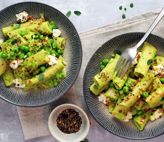Pasta con crema di piselli e stracchino con crumble aromatico