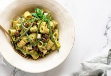 Pasta con pesto di fagiolini e pinoli, brie e olive taggiasche