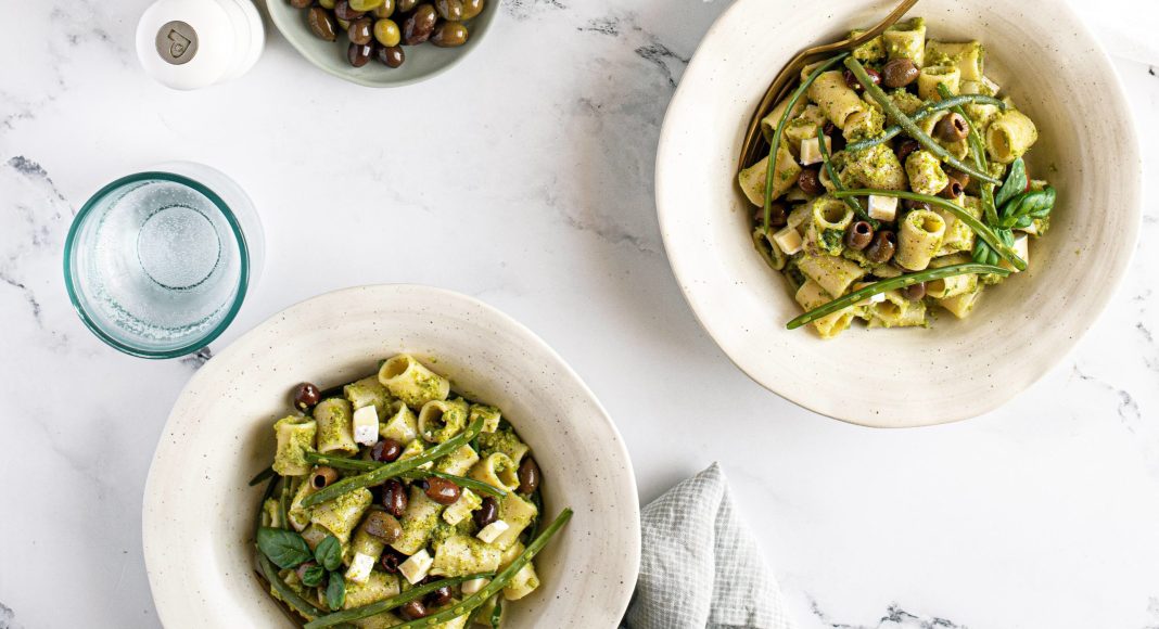 Pasta con pesto di fagiolini e pinoli, brie e olive taggiasche