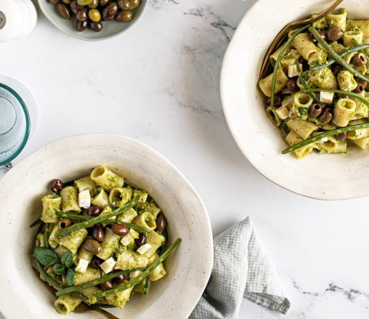 Pasta con pesto di fagiolini e pinoli, brie e olive taggiasche