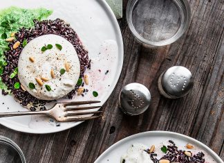 Riso nero con pesto cremoso di rucola e burrata
