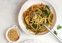 Spaghetti alla carrettiera con agretti, pistacchi e pane croccante