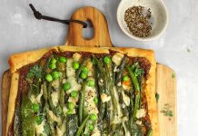 Torta salata con fagiolini, taccole e piselli