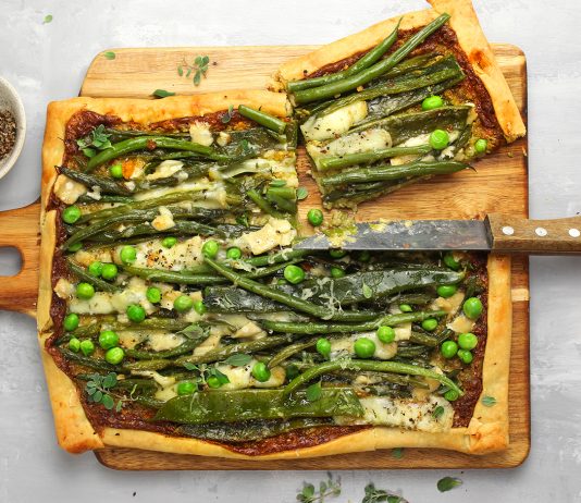 Torta salata con fagiolini, taccole e piselli