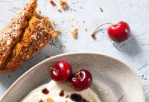 Crema di bufala all'erba cipollina, ciliegie e olive nere