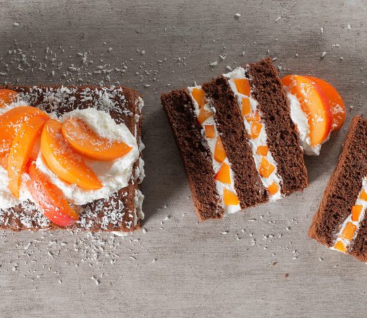 Dolce a strati di cacao e albicocche