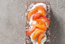 Dolce a strati di cacao e albicocche