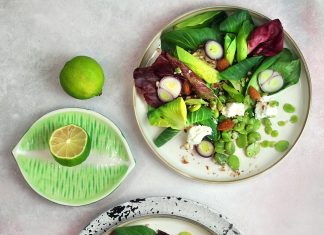 Insalata di cicorino, fave e semi con ricotta di mandorle