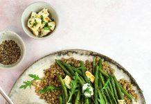 Insalata di fagiolini, rucola e lenticchie con salsa di feta e yogurt