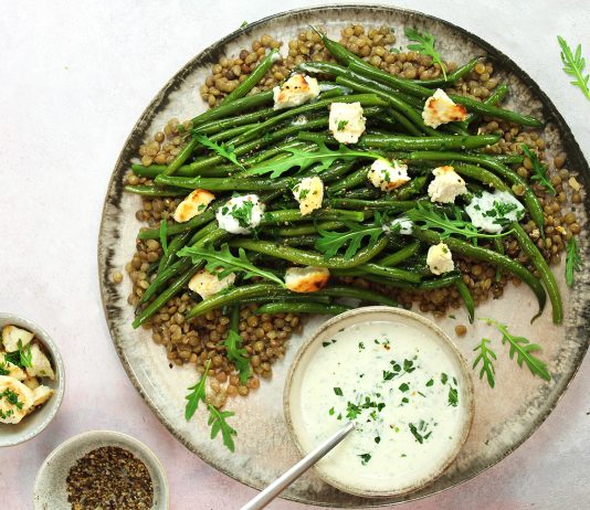 Insalata di fagiolini, rucola e lenticchie con salsa di feta e yogurt