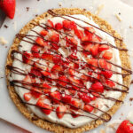 Pizza dolce di avena e banane con yogurt al miele e fragole