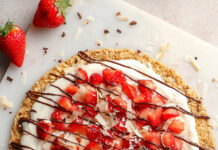 Pizza dolce di avena e banane con yogurt al miele e fragole