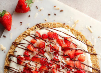 Pizza dolce di avena e banane con yogurt al miele e fragole
