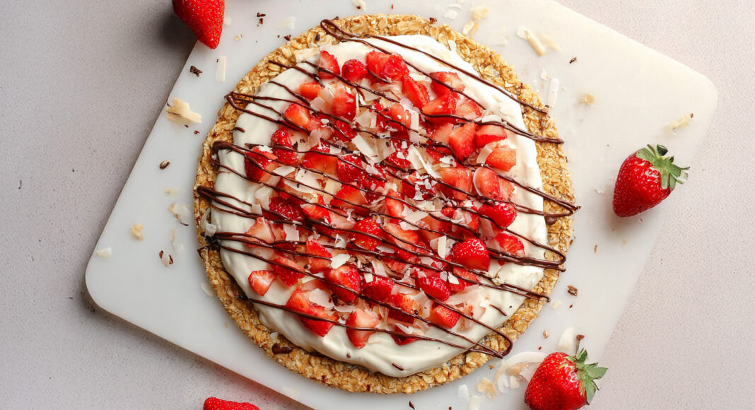 Pizza dolce di avena e banane con yogurt al miele e fragole