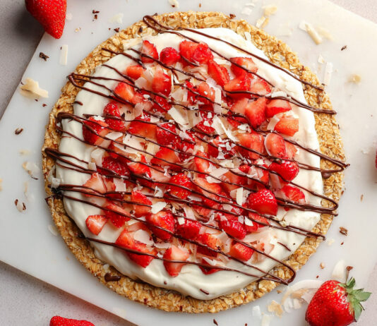Pizza dolce di avena e banane con yogurt al miele e fragole