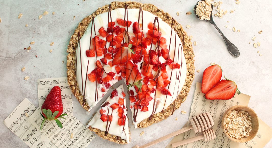Pizza dolce di avena e banane con yogurt al miele e fragole