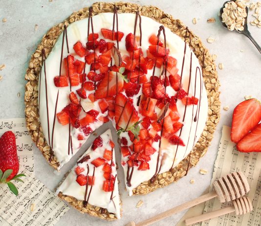 Pizza dolce di avena e banane con yogurt al miele e fragole