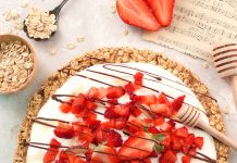 Pizza dolce di avena e banane con yogurt al miele e fragole