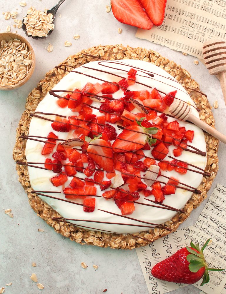 Pizza dolce di avena e banane con yogurt al miele e fragole