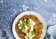 Pizza in padella di zucchine, patate e quinoa con formaggio fresco