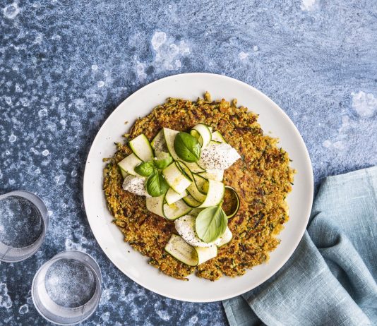 Pizza in padella di zucchine, patate e quinoa con formaggio fresco